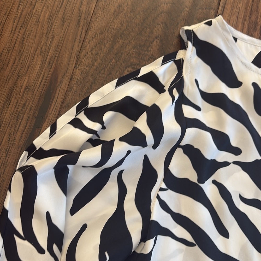 Neiman Marcus Exclusive 100% Silk Zebra Print Top - Picture 3 of 3